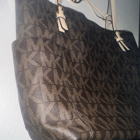 Michael Kors leather bag  w/original bag Charm, great condition. - Picture 4 of 11